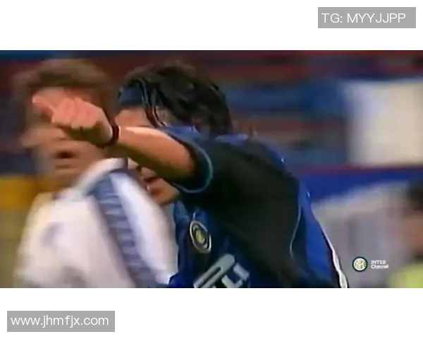 足球明星遭遇抢夺球衣事件视频曝光引发热议与关注 足球明星遭遇抢夺球衣事件视频曝光引发热议与关注