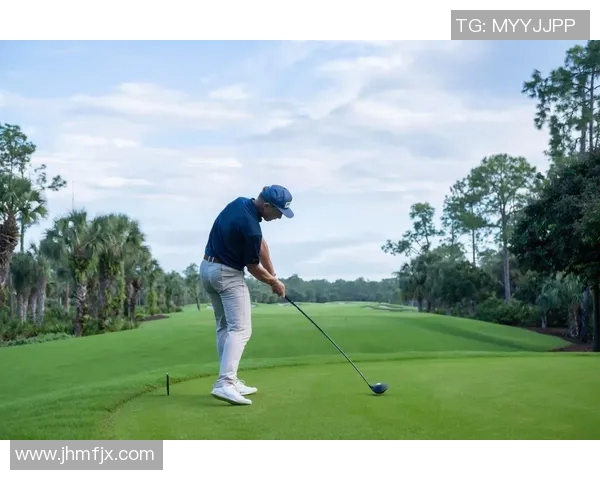 英国足球明星挥杆高尔夫场上展现风采与竞技精神的完美结合